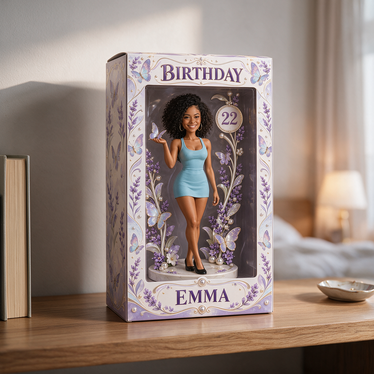 Boîte d'Affichage d'Anniversaire Personnalisée - Figurine Portrait avec Papillon Lavande, Nom et Âge