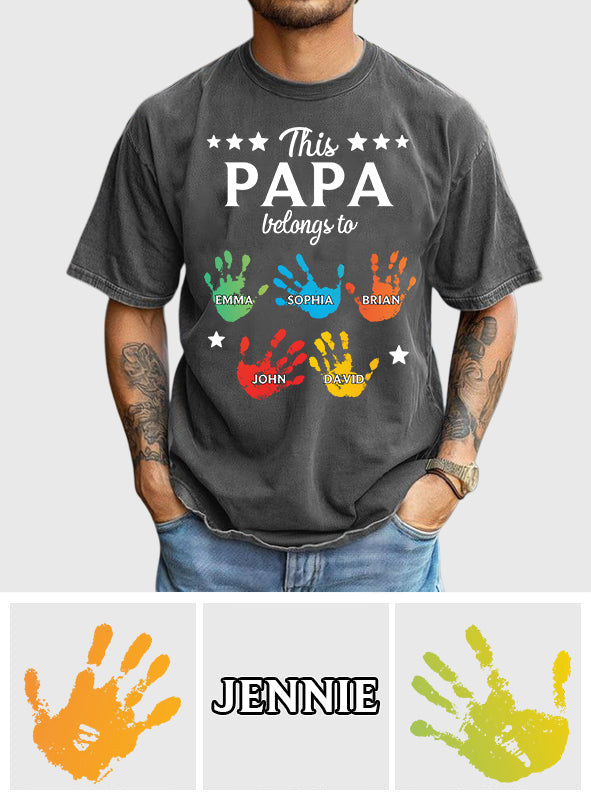 Ce t-shirt à motifs de mains « Papa appartient à » est un t-shirt personnalisé pour grand-père.