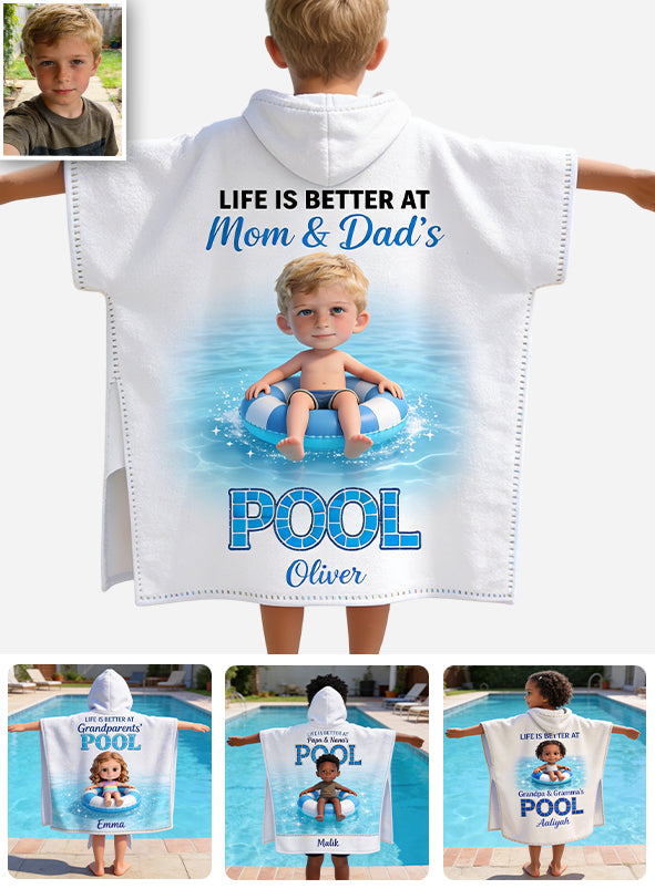 La vie est meilleure à la piscine - Poncho de serviette à capuche personnalisé pour enfant