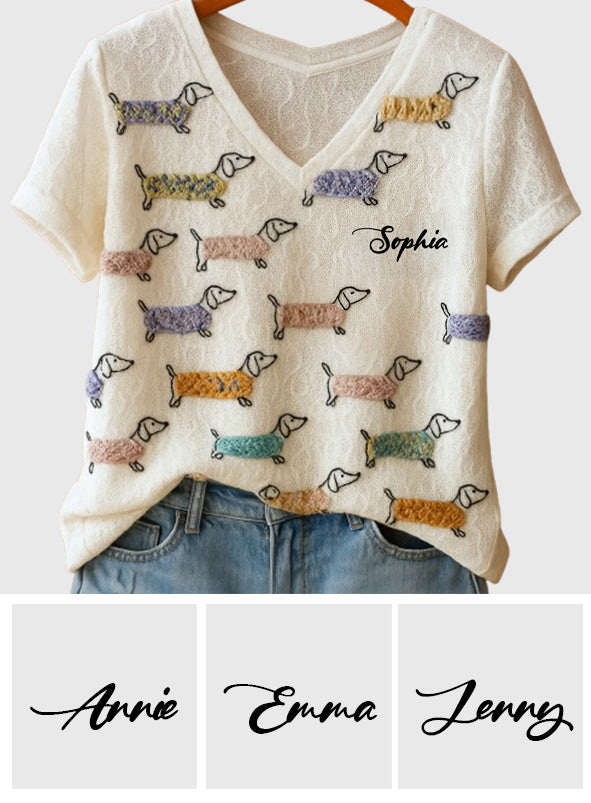 Adorables teckels - T-shirt à col en V entièrement imprimé avec un teckel personnalisé