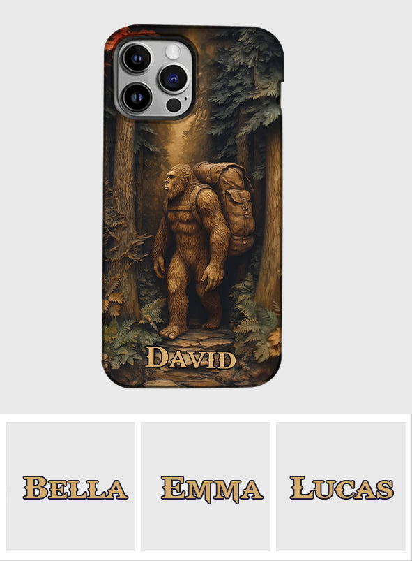 Sasquatch en forêt - Coque de téléphone personnalisée avec impression intégrale - Randonnée