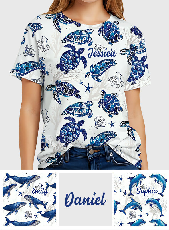 Motif Toile de Jouy, dauphin bleu, tortue… - T-shirt personnalisé pour amoureux de la mer