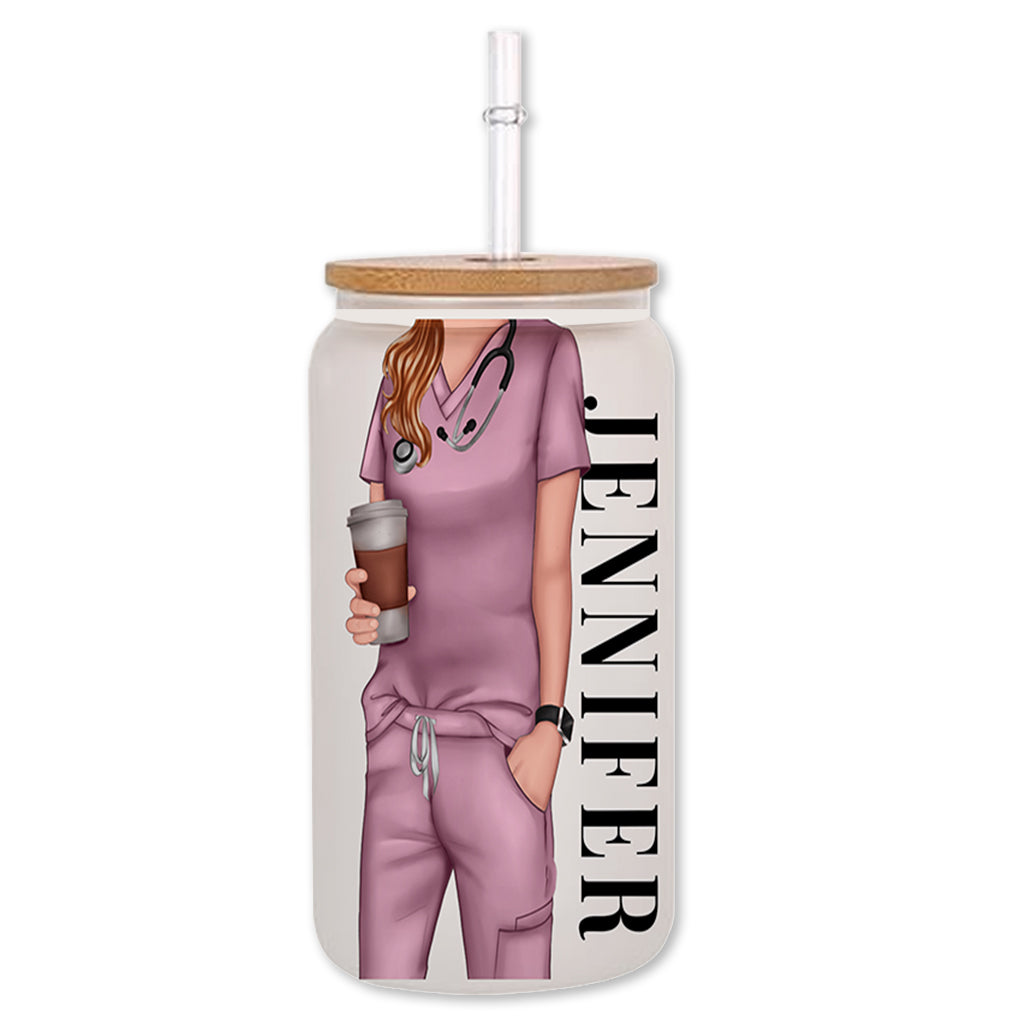 Elle travaille volontiers de ses mains - Verre personnalisé pour infirmière