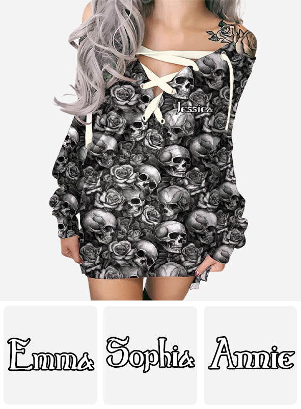 Robe personnalisée à manches longues et épaules dénudées à motif crâne et roses noir et blanc