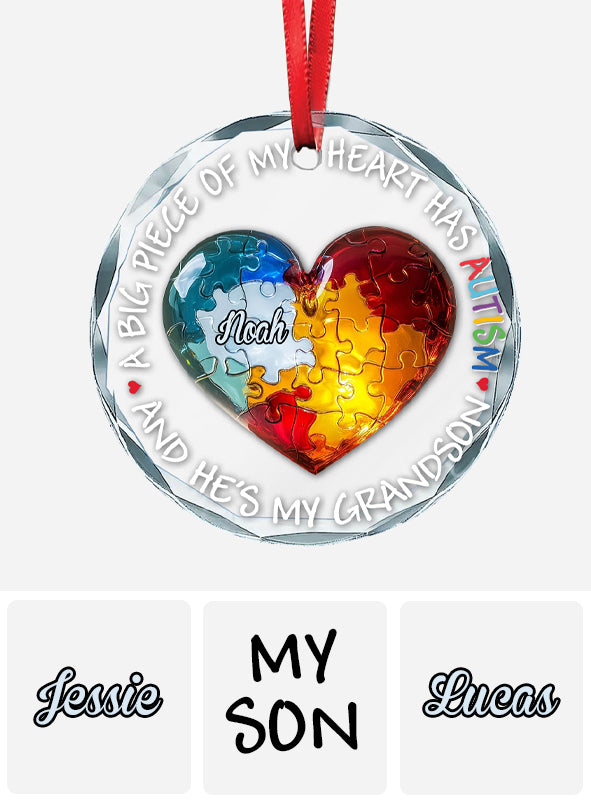 Une grande partie de mon cœur est autiste - Ornement en verre rond personnalisé pour la sensibilisation à l'autisme