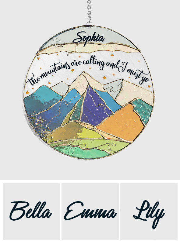 La montagne m'appelle et je dois y aller - Attrape-soleil de fenêtre personnalisé sur le thème de la randonnée