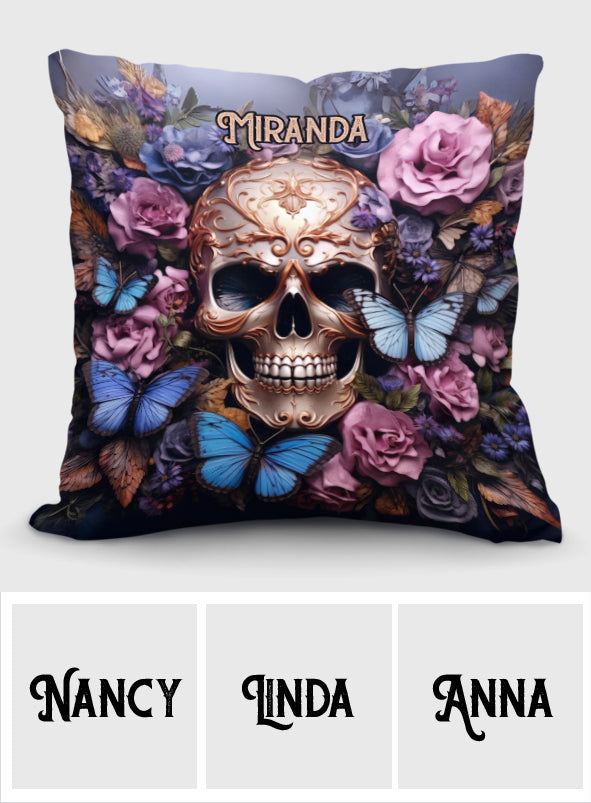 Coussin décoratif personnalisé « Beauté des ténèbres » avec crâne, roses et papillons