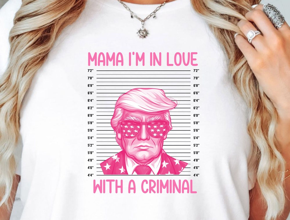 T-shirt « Thug Life Trump », T-shirt « Mama I'm In Love With A Cr!min@l », T-shirt MAGA 2024, T-shirt et sweat à capuche humoristiques « Free Trump ».