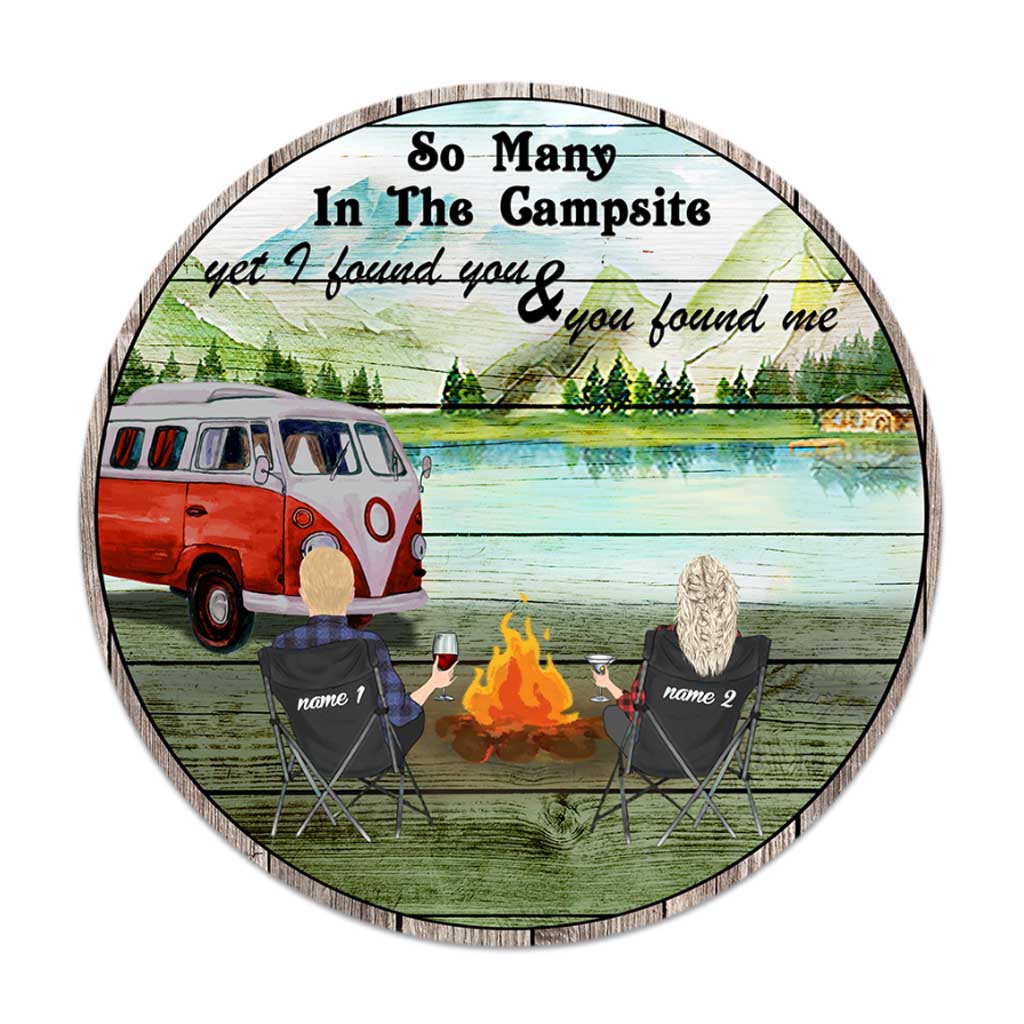 Panneau rond en bois personnalisé « Tellement de monde au camping »