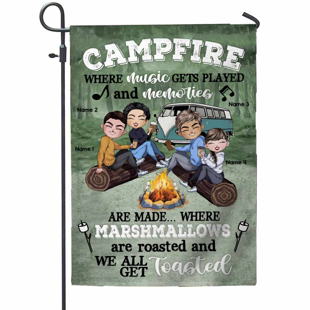 Feu de camp où la musique résonne et où se créent des souvenirs - Drapeau de jardin de camping personnalisé