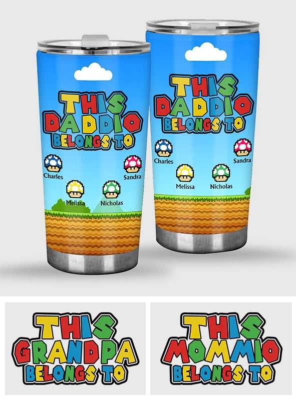 Ce gobelet « Papa appartient à » est personnalisé pour les papas.