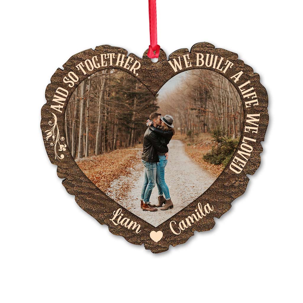 Et ainsi, ensemble, nous avons construit une vie que nous aimions - Ornement de Noël personnalisé pour couple (Imprimé des deux côtés)