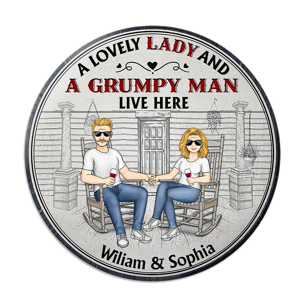 Une charmante dame et un vieux grincheux vivent ici - Panneau rond en bois personnalisé pour couple