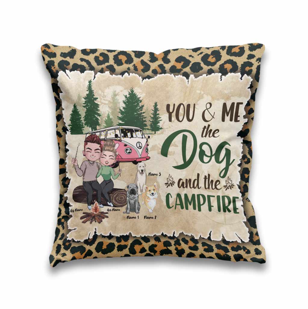 Toi, moi, les chiens et le feu de camp - Coussin décoratif de camping personnalisé