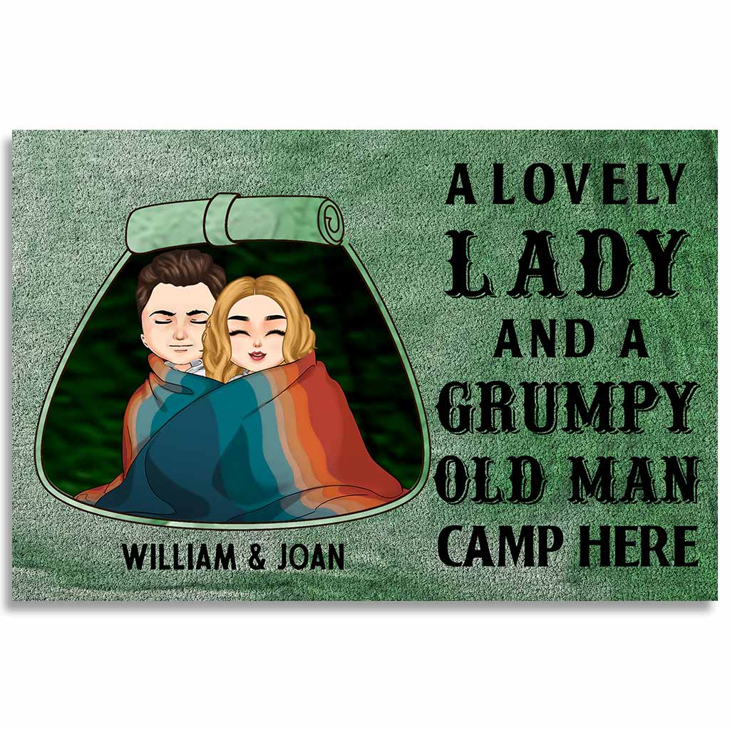 Une charmante dame et un vieux grincheux campent ici - Paillasson de camping personnalisé pour couples