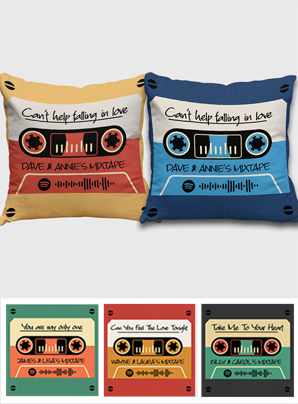 Coussin décoratif personnalisé pour couple avec un code QR à scanner et de nombreuses couleurs de fond, orné d'une mixtape personnalisée pour chaque couple.