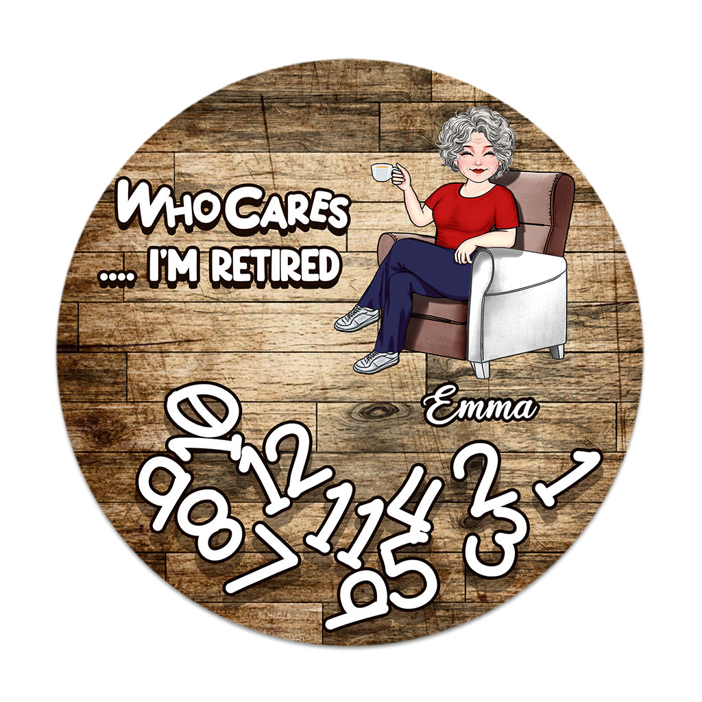 « Qui s'en soucie, je suis à la retraite ? » - Panneau rond en bois personnalisé pour retraités