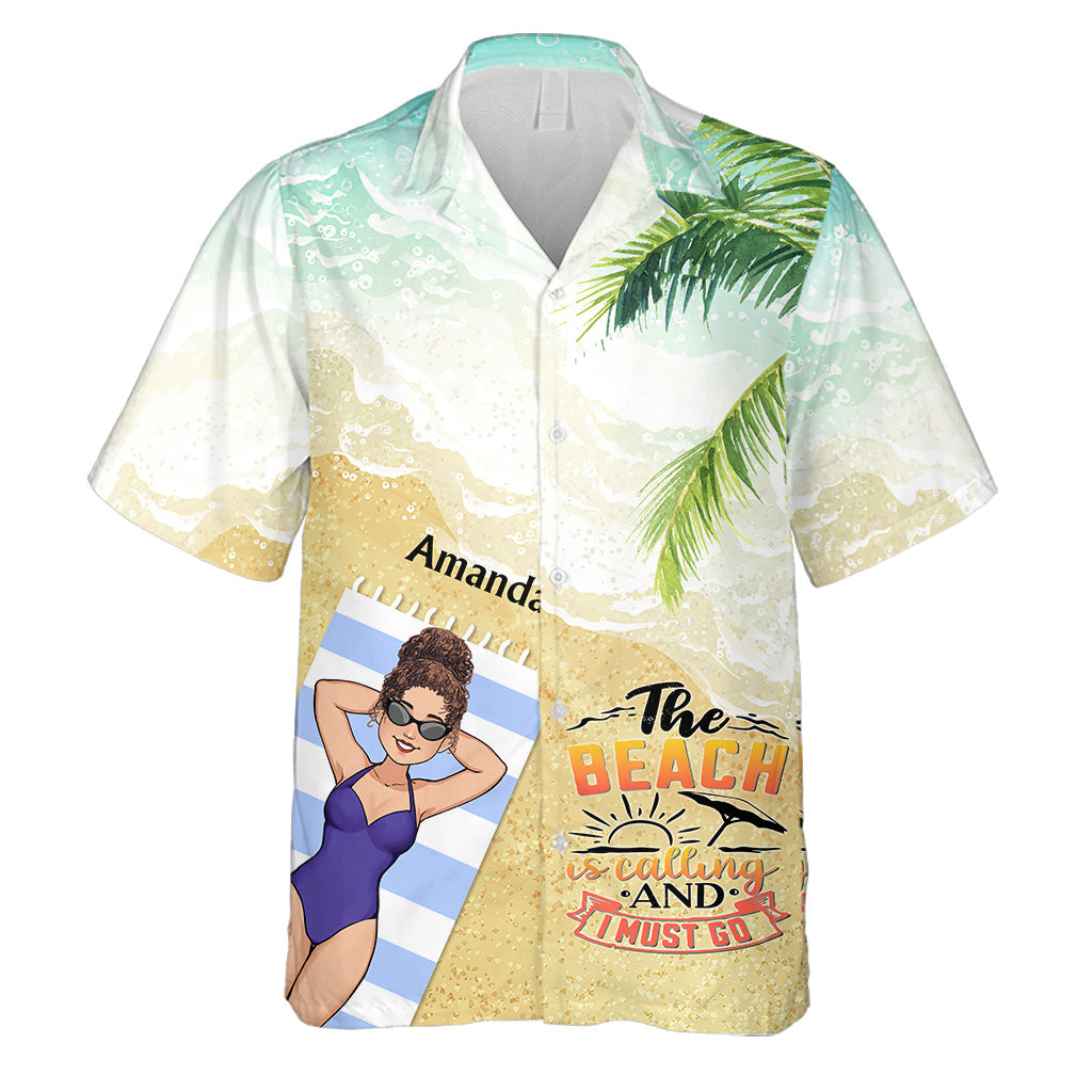 La plage m'appelle et je dois y aller - Cadeau pour amoureux de la mer (ami, sœur, petite amie, épouse, maman, frère, papa, mari, petit ami) - Chemise hawaïenne personnalisée
