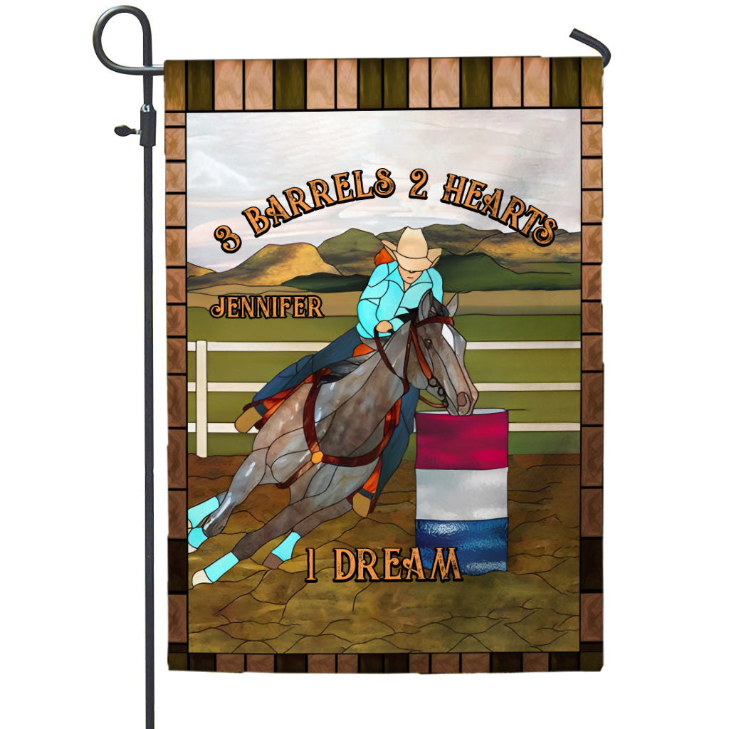 3 Barils, 2 Cœurs, 1 Rêve - Drapeau de jardin personnalisé avec motif cheval