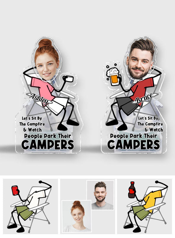 Asseyons-nous près du feu de camp et regardons les gens garer leurs caravanes - Tête de camping personnalisée à secouer