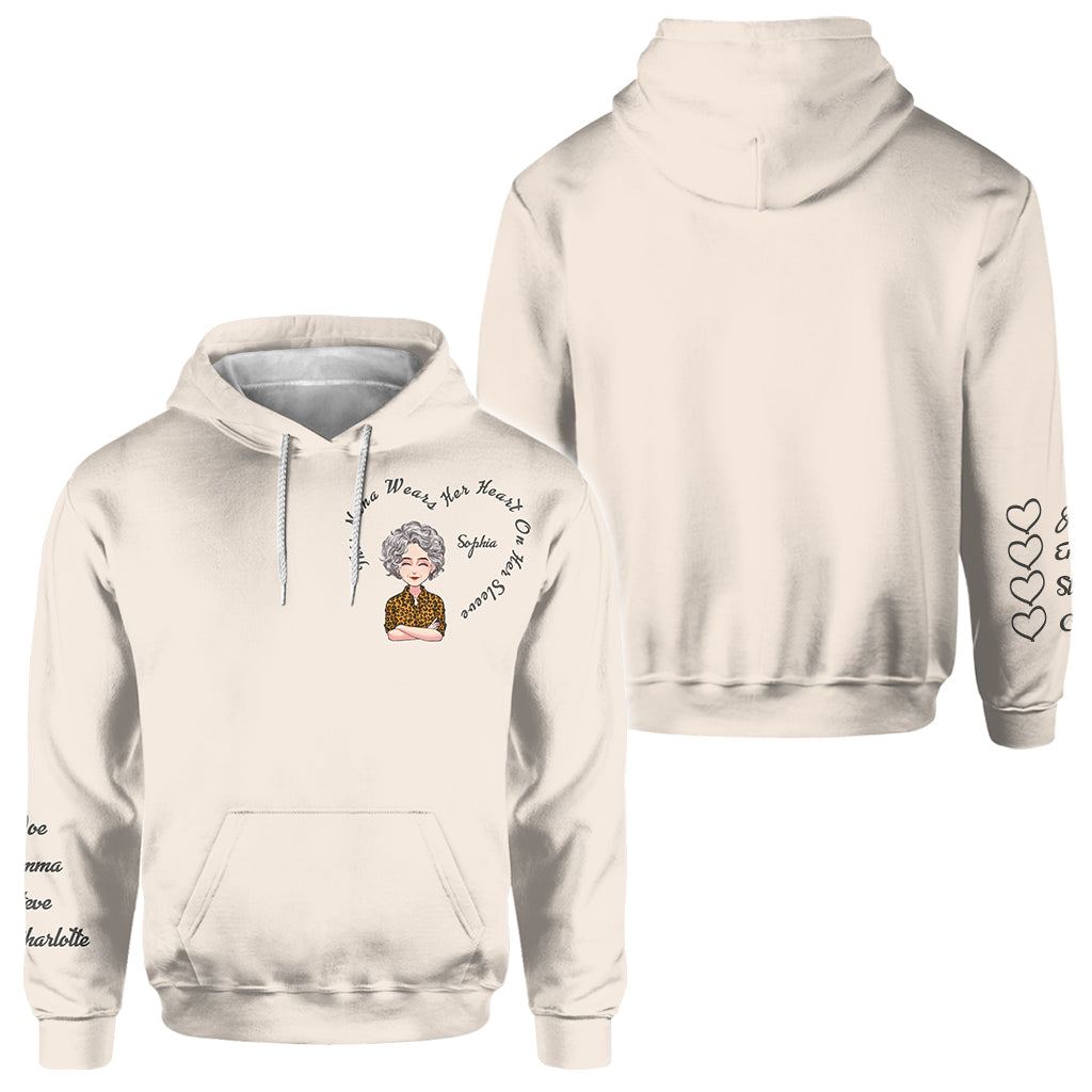 Cette grand-mère porte son cœur - Sweat à capuche personnalisé pour la fête des mères