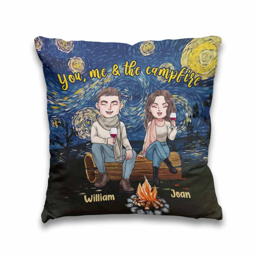 Toi, moi et le feu de camp - Coussin décoratif de camping personnalisé pour couples