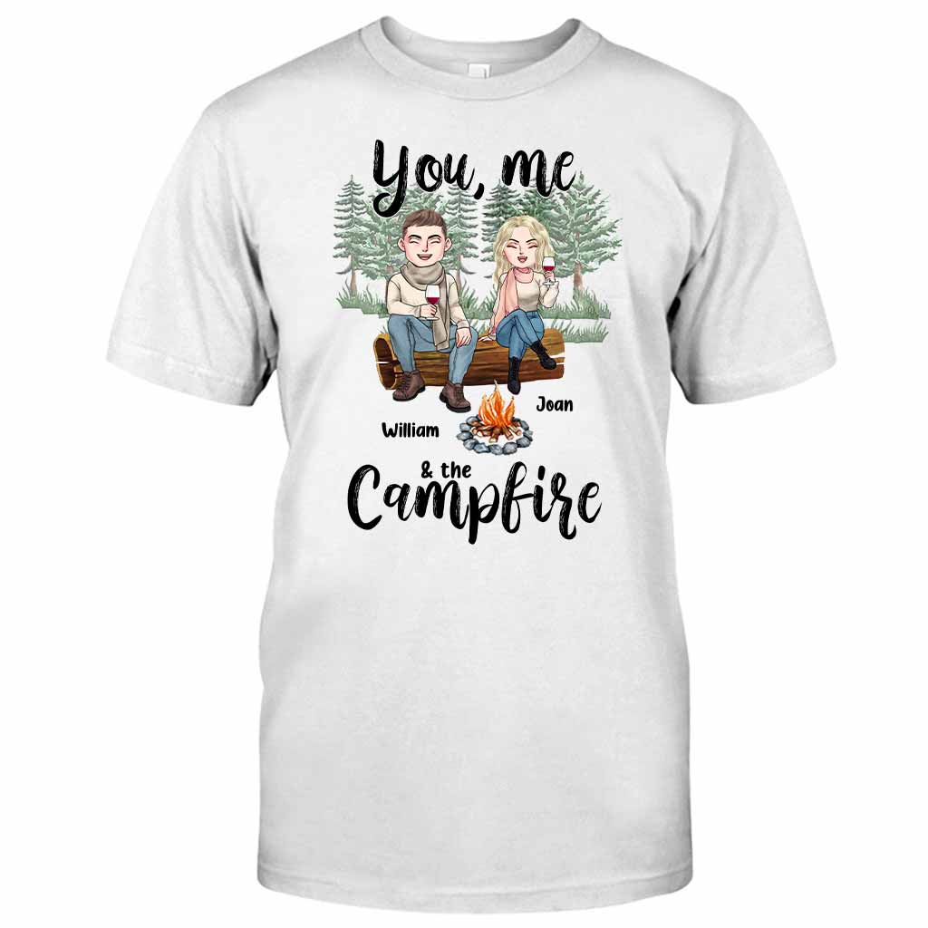 Toi, moi et le feu de camp - T-shirt et sweat à capuche personnalisés pour couples en camping
