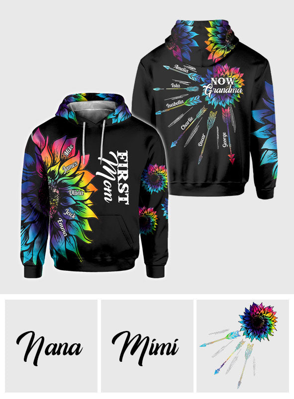 Première maman, maintenant grand-mère, avec n'importe quel titre et le nom de l'enfant - T-shirt personnalisé « Maman » sur toute la surface