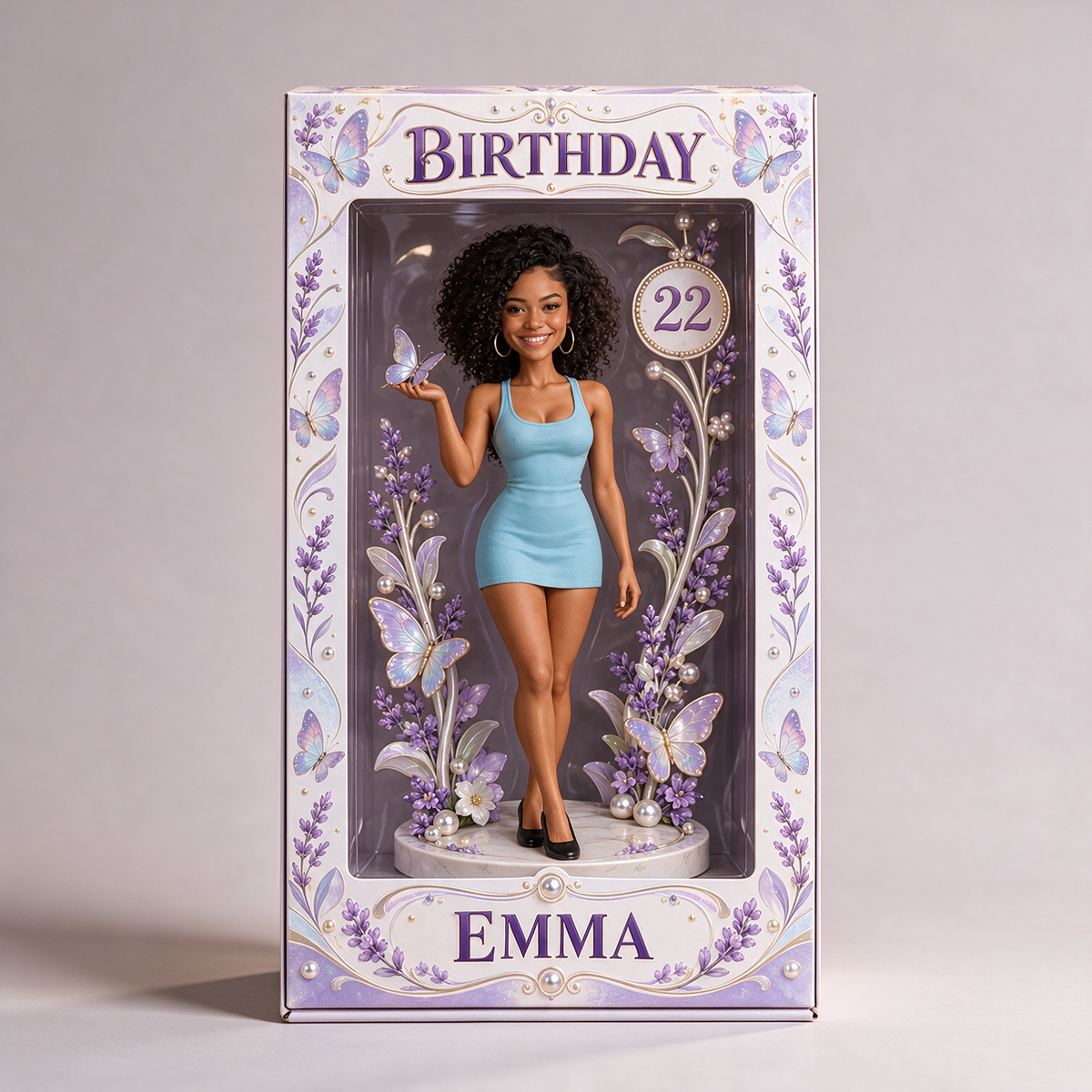 Boîte d'Affichage d'Anniversaire Personnalisée - Figurine Portrait avec Papillon Lavande, Nom et Âge