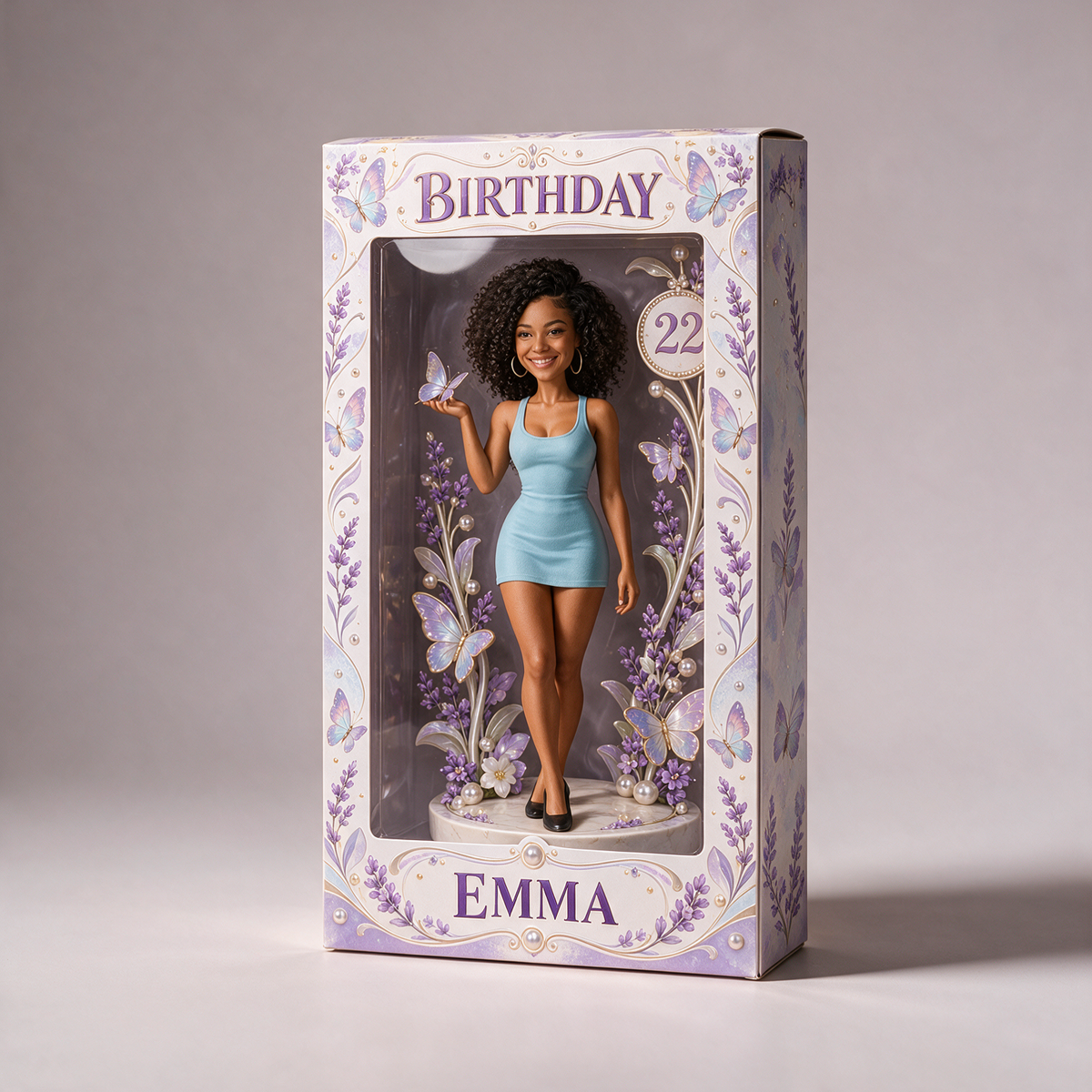 Boîte d'Affichage d'Anniversaire Personnalisée - Figurine Portrait avec Papillon Lavande, Nom et Âge