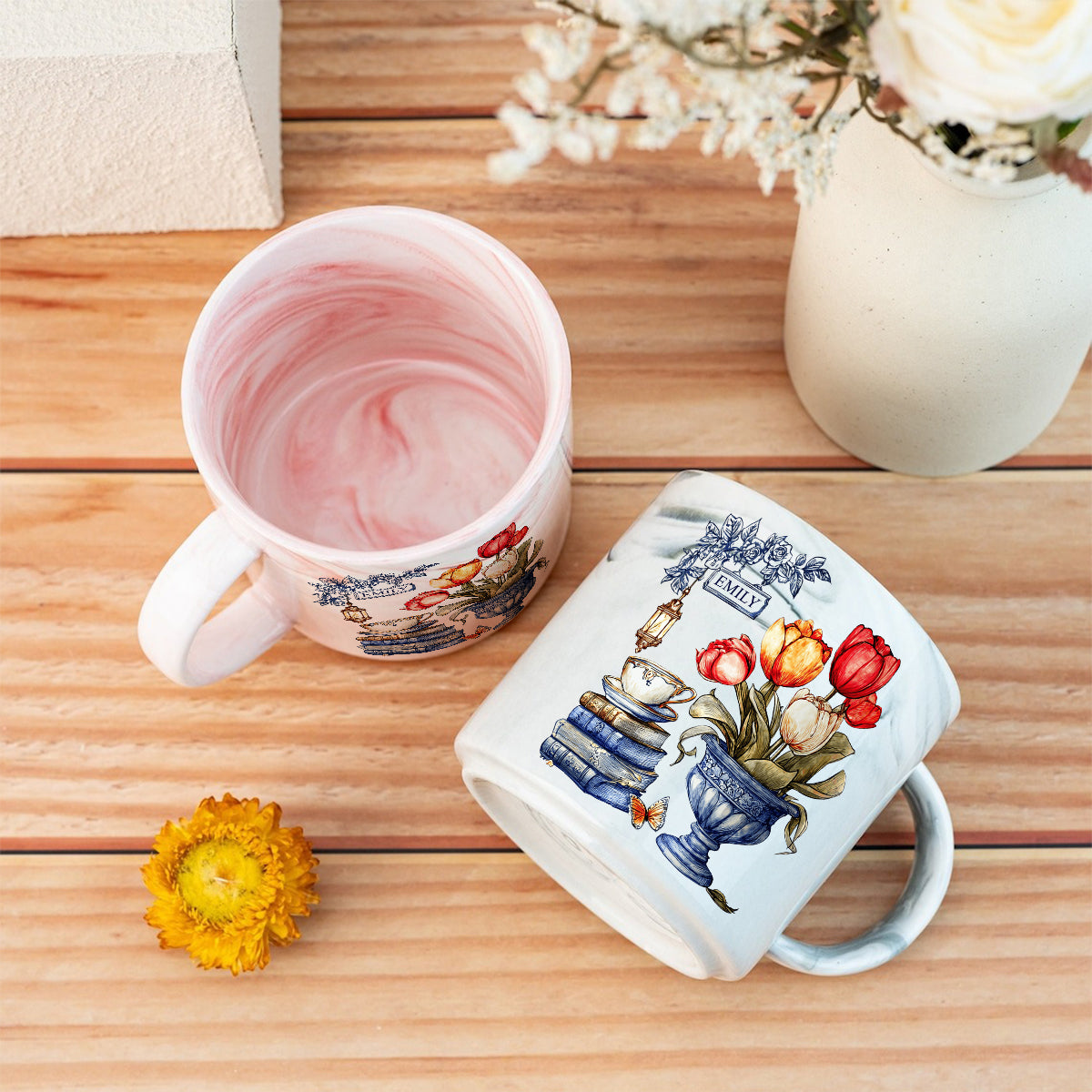 Tulipes nostalgiques, livres et thé - Mug marbré personnalisé avec livre