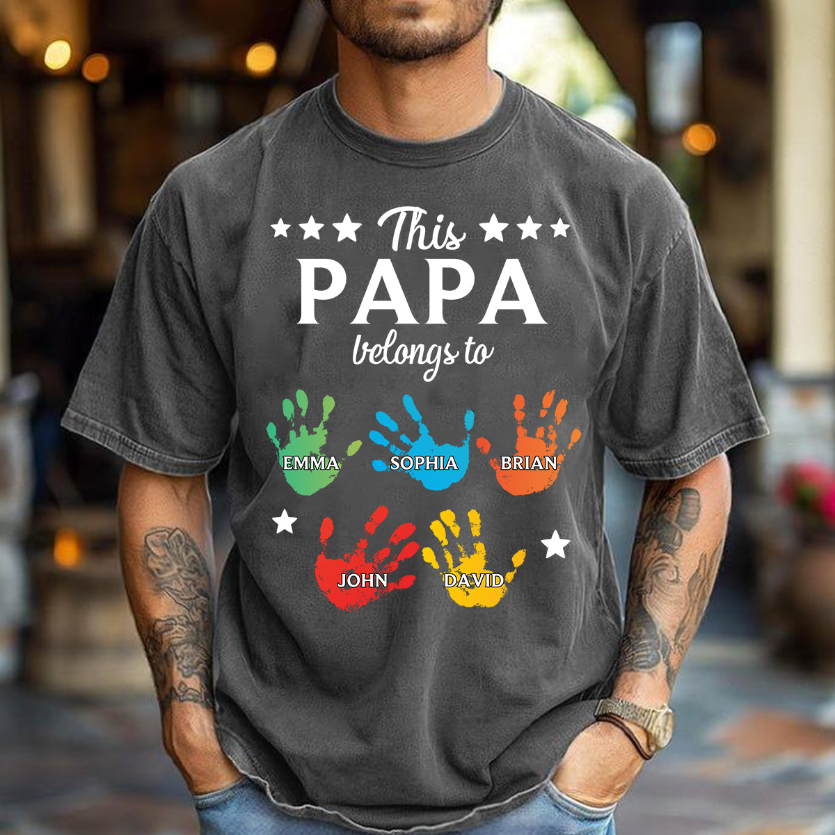 Ce t-shirt à motifs de mains « Papa appartient à » est un t-shirt personnalisé pour grand-père.