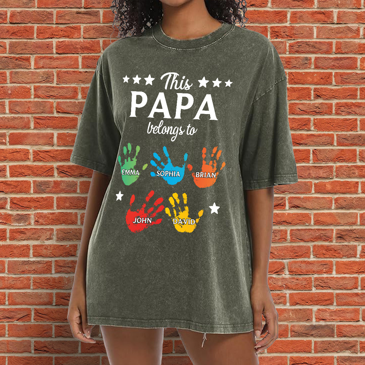 Ce t-shirt à motifs de mains « Papa appartient à » est un t-shirt personnalisé pour grand-père.