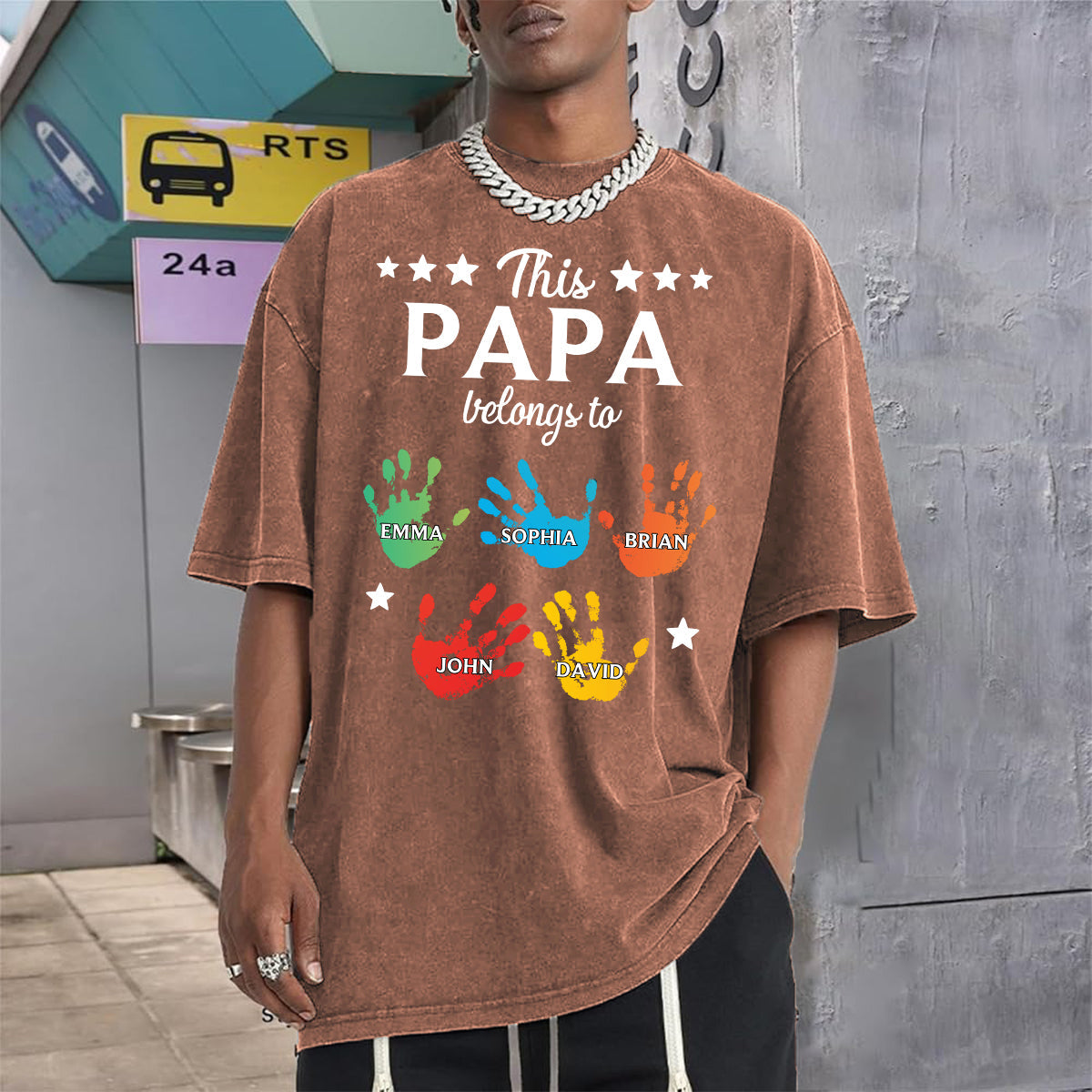 Ce t-shirt à motifs de mains « Papa appartient à » est un t-shirt personnalisé pour grand-père.