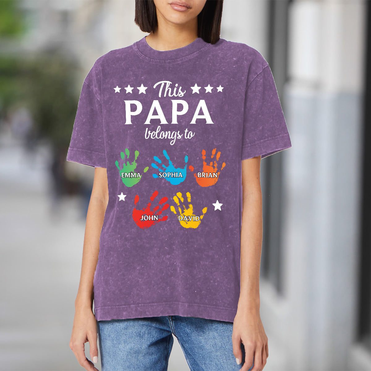 Ce t-shirt à motifs de mains « Papa appartient à » est un t-shirt personnalisé pour grand-père.