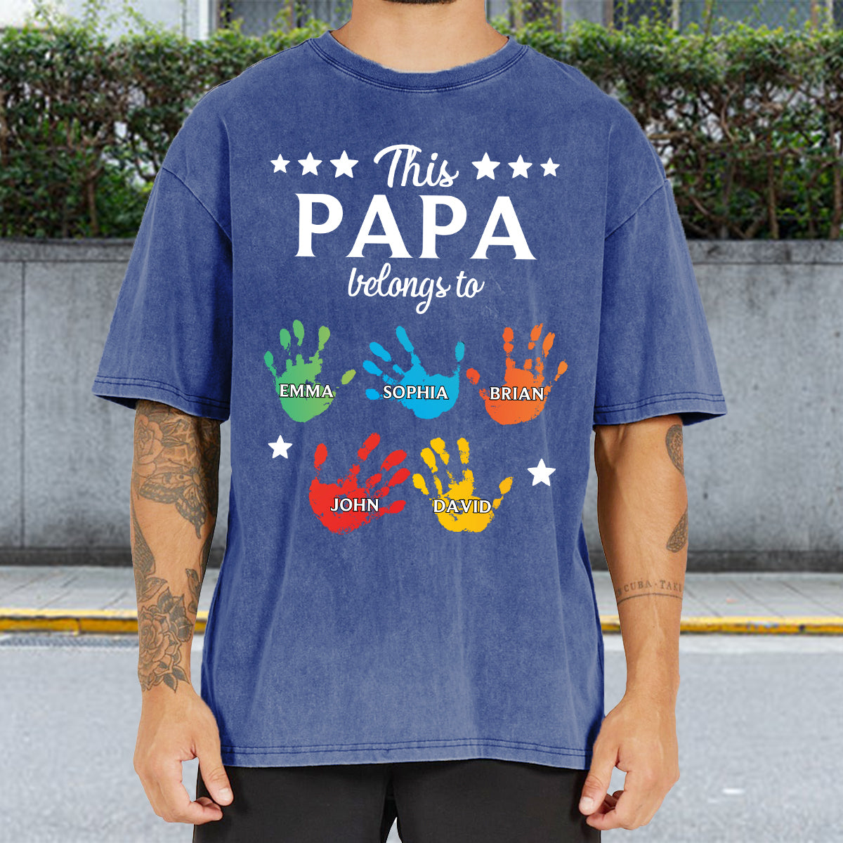 Ce t-shirt à motifs de mains « Papa appartient à » est un t-shirt personnalisé pour grand-père.