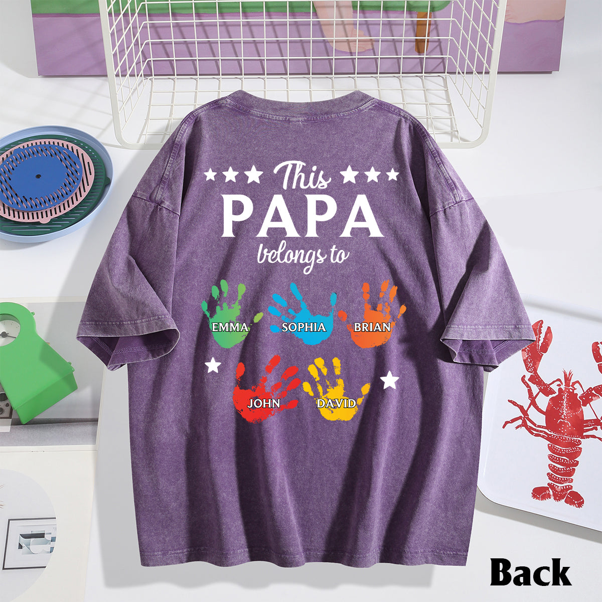 Ce t-shirt à motifs de mains « Papa appartient à » est un t-shirt personnalisé pour grand-père.