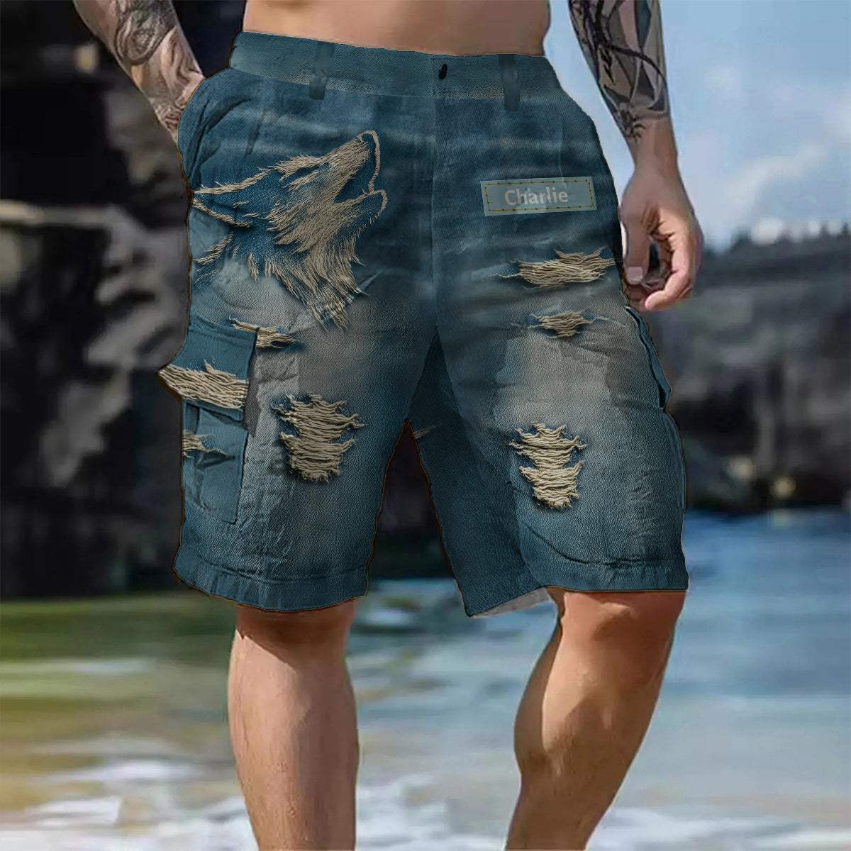 Short cargo personnalisé avec ceinture, motif loup hurlant effet vieilli.