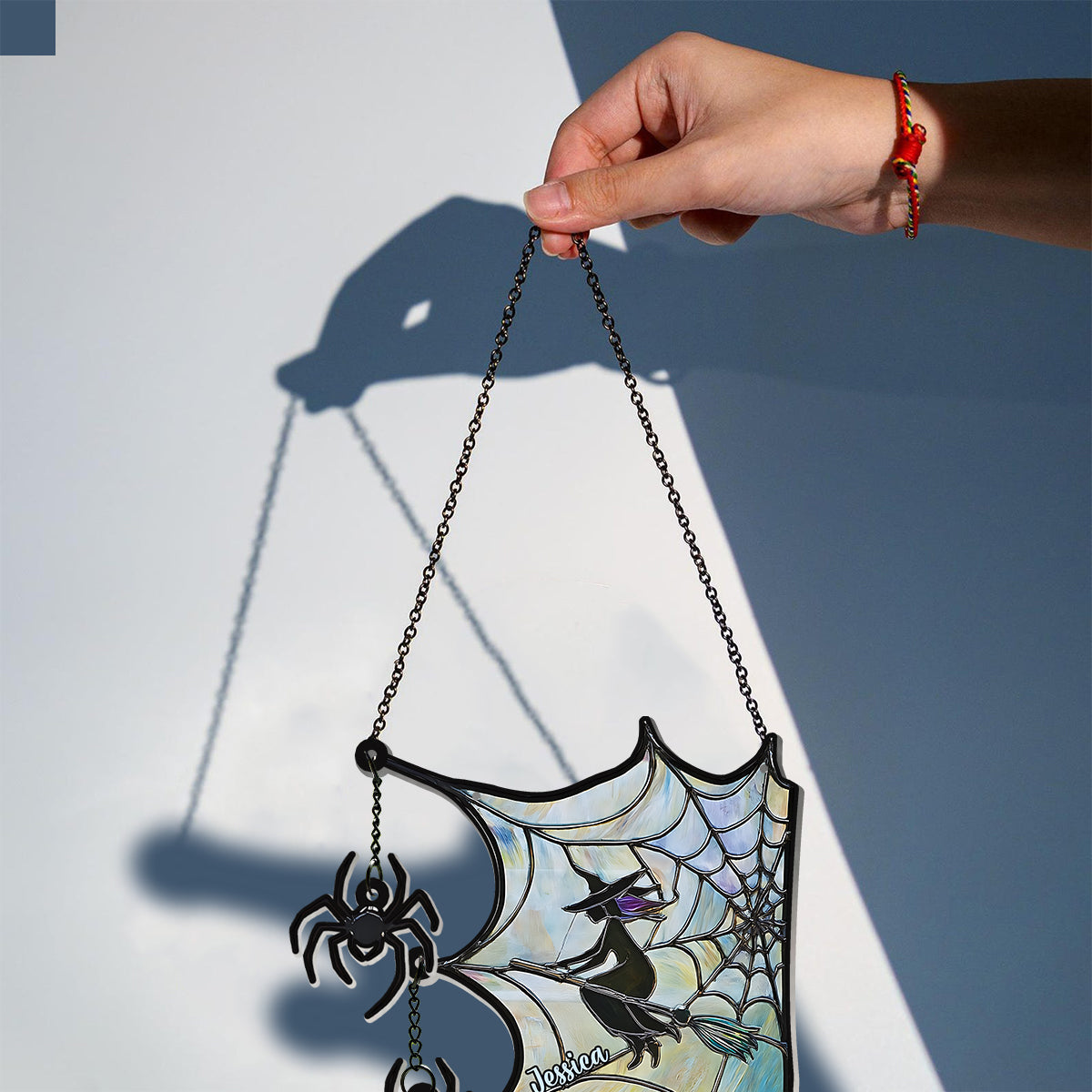 Sur une route déserte et sombre, vent frais dans les cheveux - Attrape-soleil personnalisé à suspendre à la fenêtre, orné de breloques, inspiré des sorcières