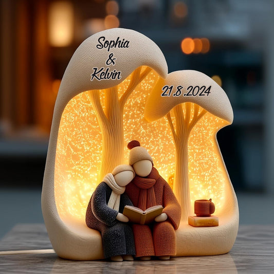 Un couple adorable lit un livre ensemble - Veilleuse LED acrylique personnalisée pour couple