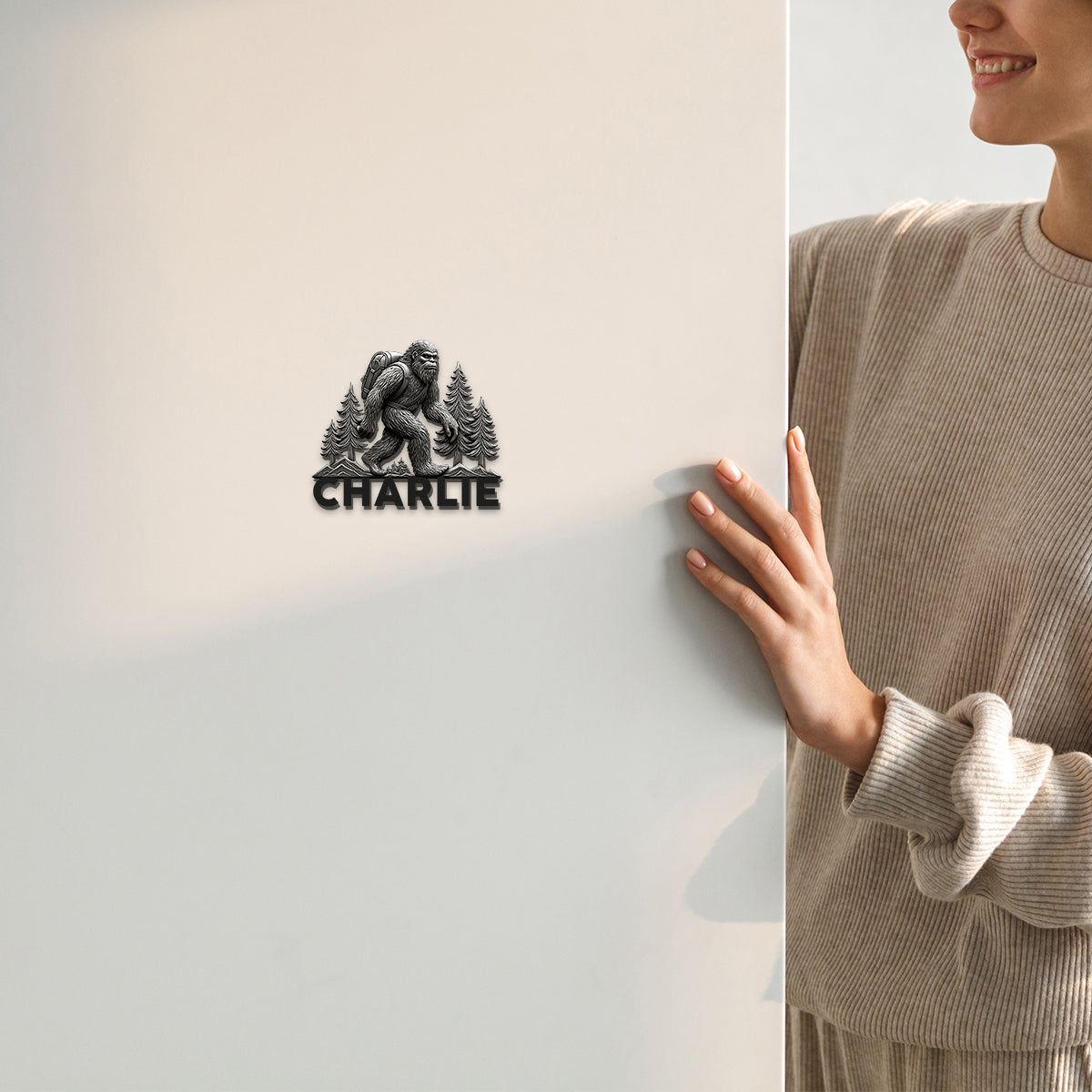 Sasquatch en randonnée - Aimant de randonnée personnalisé