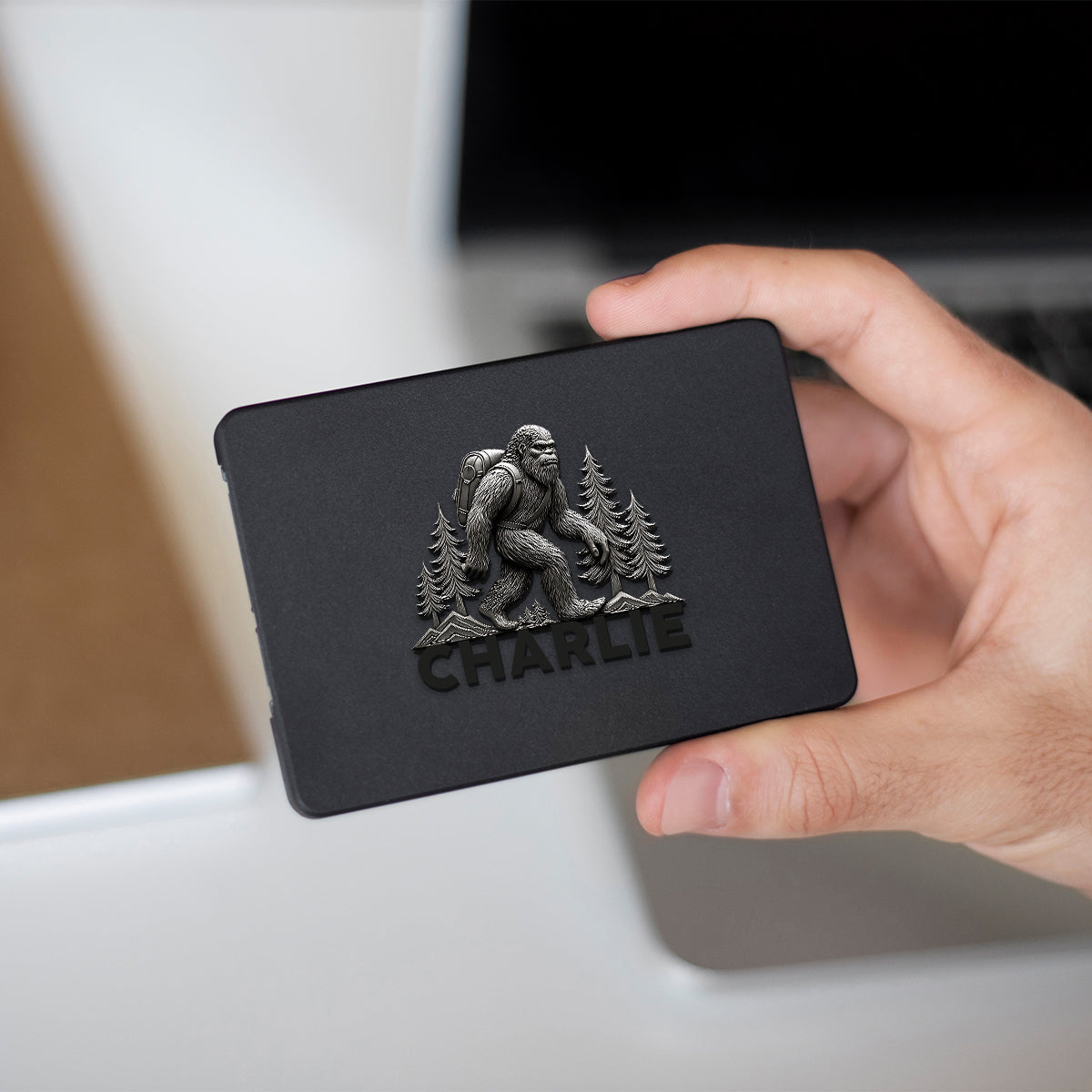 Sasquatch en randonnée - Aimant de randonnée personnalisé