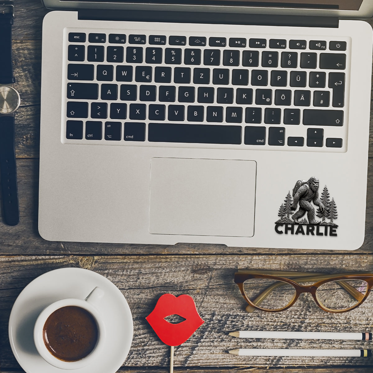 Sasquatch en randonnée - Aimant de randonnée personnalisé