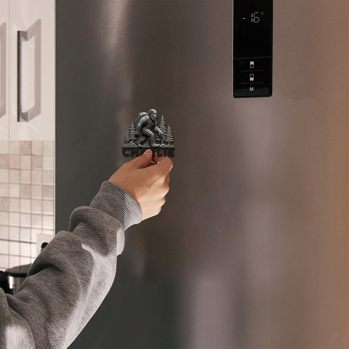 Sasquatch en randonnée - Aimant de randonnée personnalisé