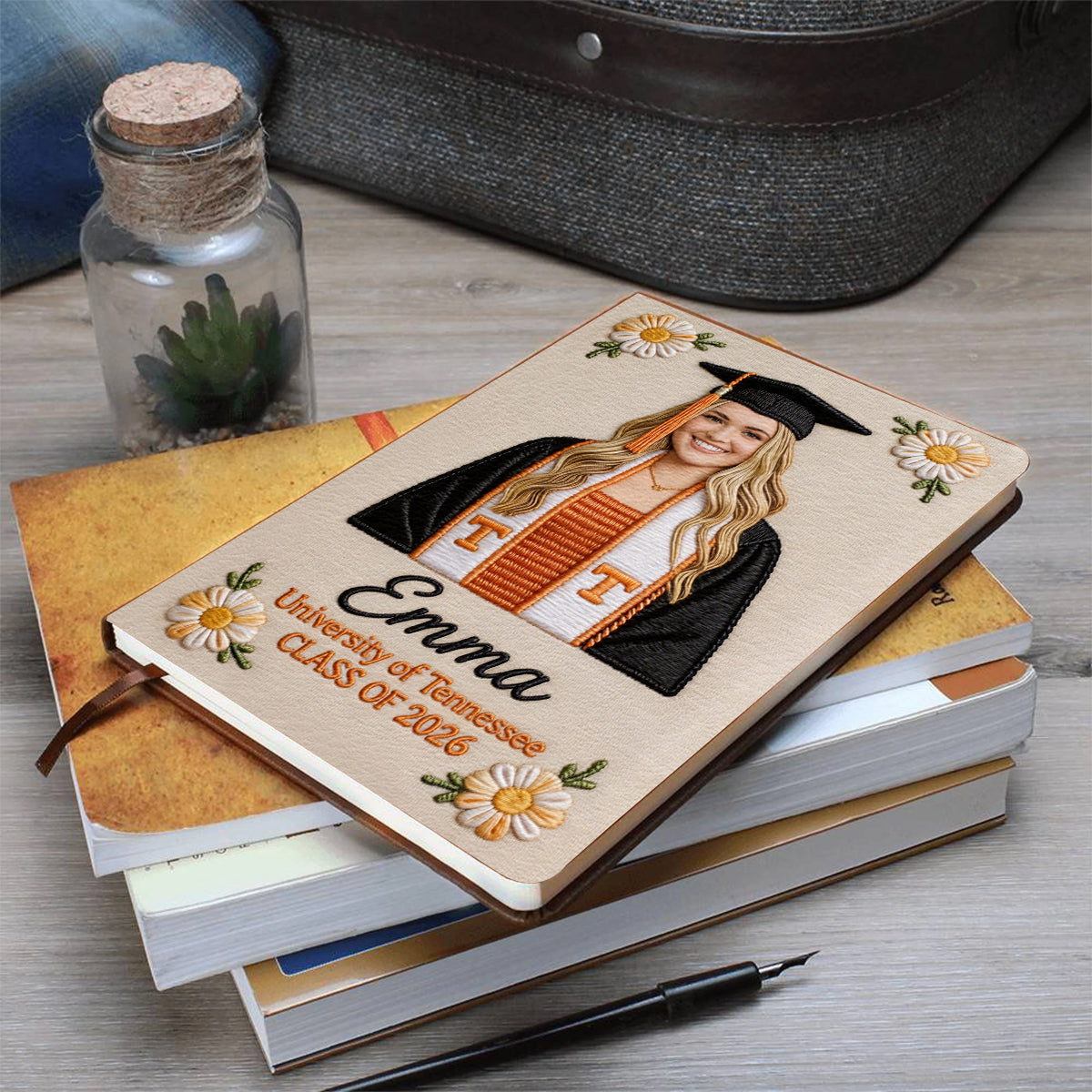 Cadeau idéal pour une remise de diplôme : un journal en cuir personnalisé avec une photo.
