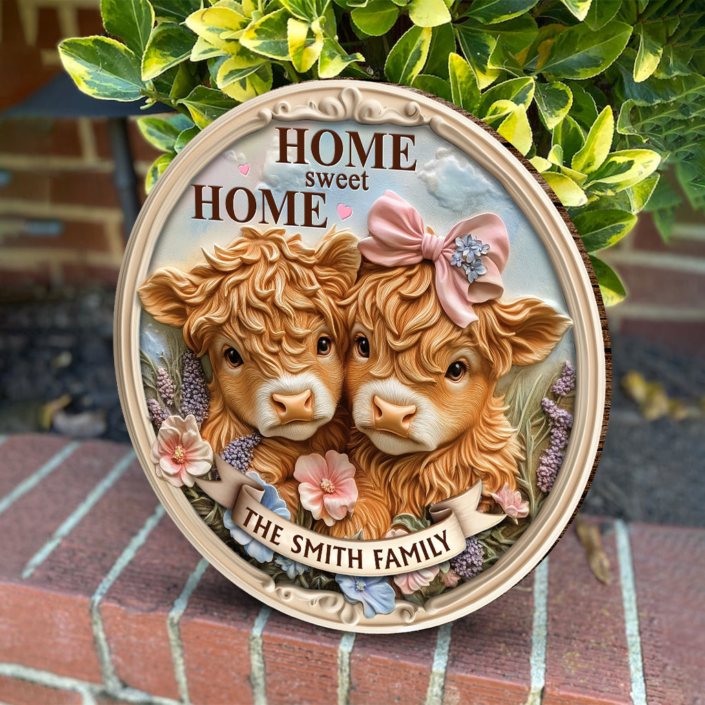 « Home Sweet Home », adorable bébé vache des Highlands - Panneau rond en bois personnalisé pour la famille