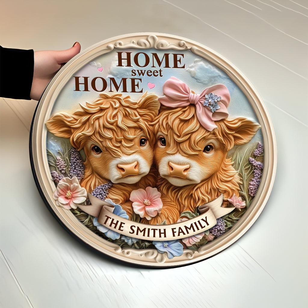 « Home Sweet Home », adorable bébé vache des Highlands - Panneau rond en bois personnalisé pour la famille