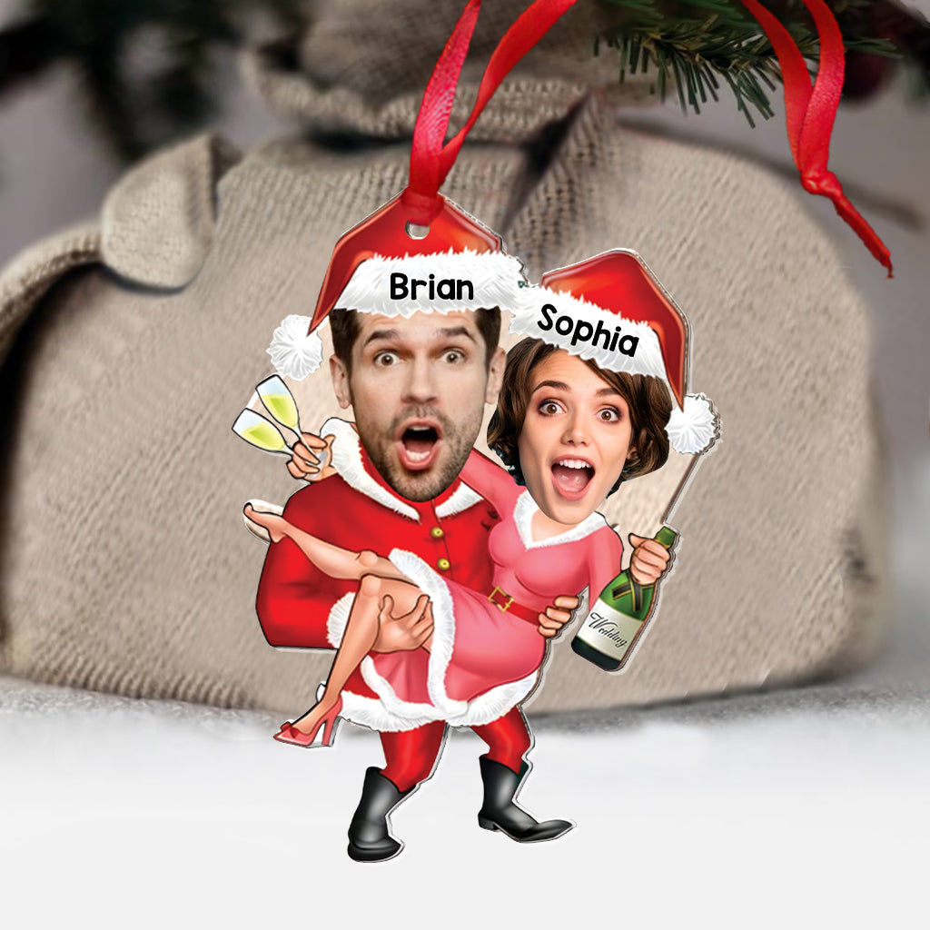Fête du couple avec le Père Noël - Ornement transparent personnalisé pour couple