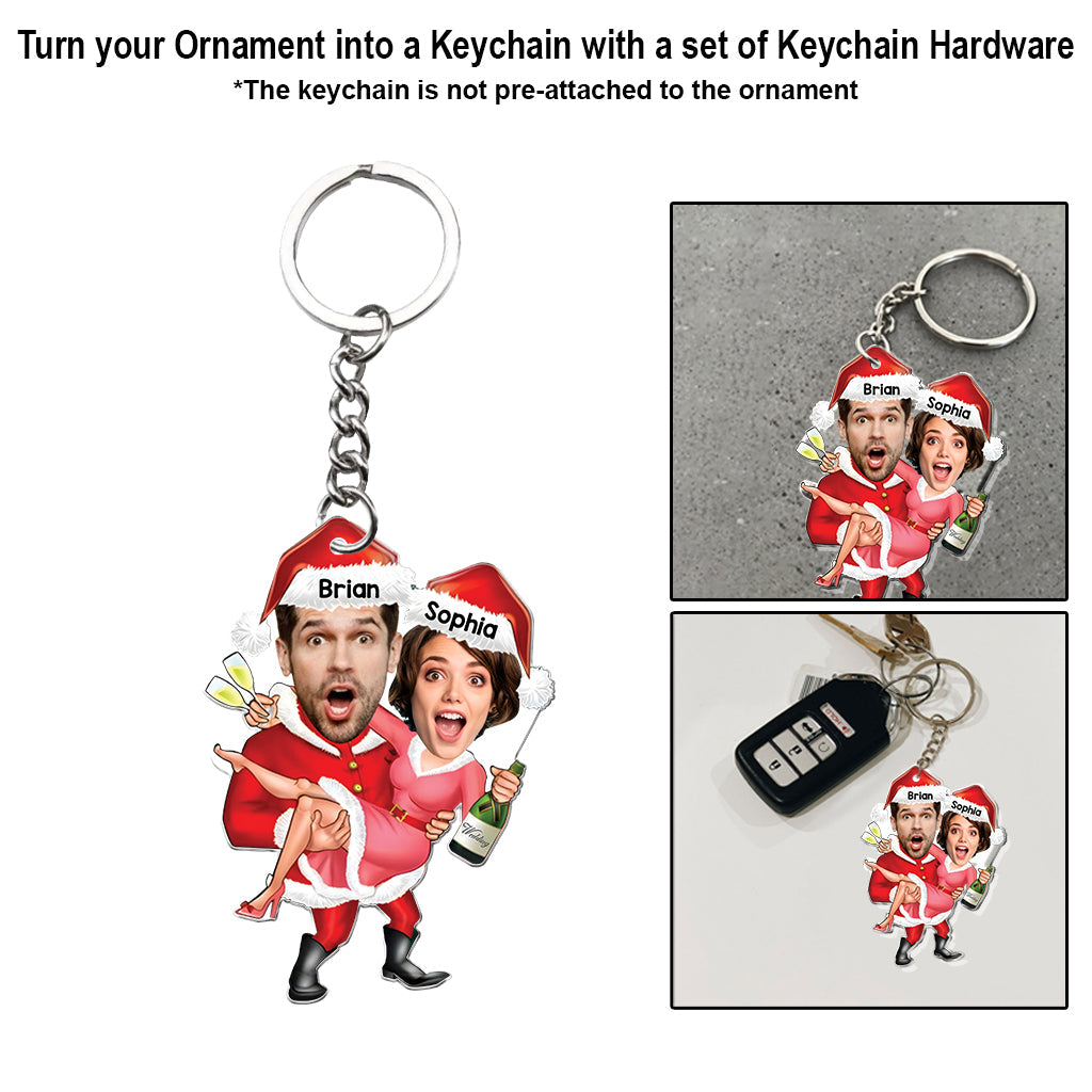 Fête du couple avec le Père Noël - Ornement transparent personnalisé pour couple