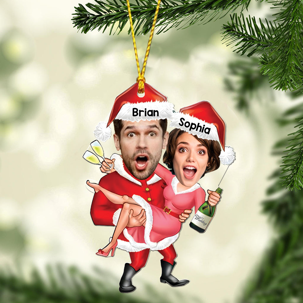 Fête du couple avec le Père Noël - Ornement transparent personnalisé pour couple